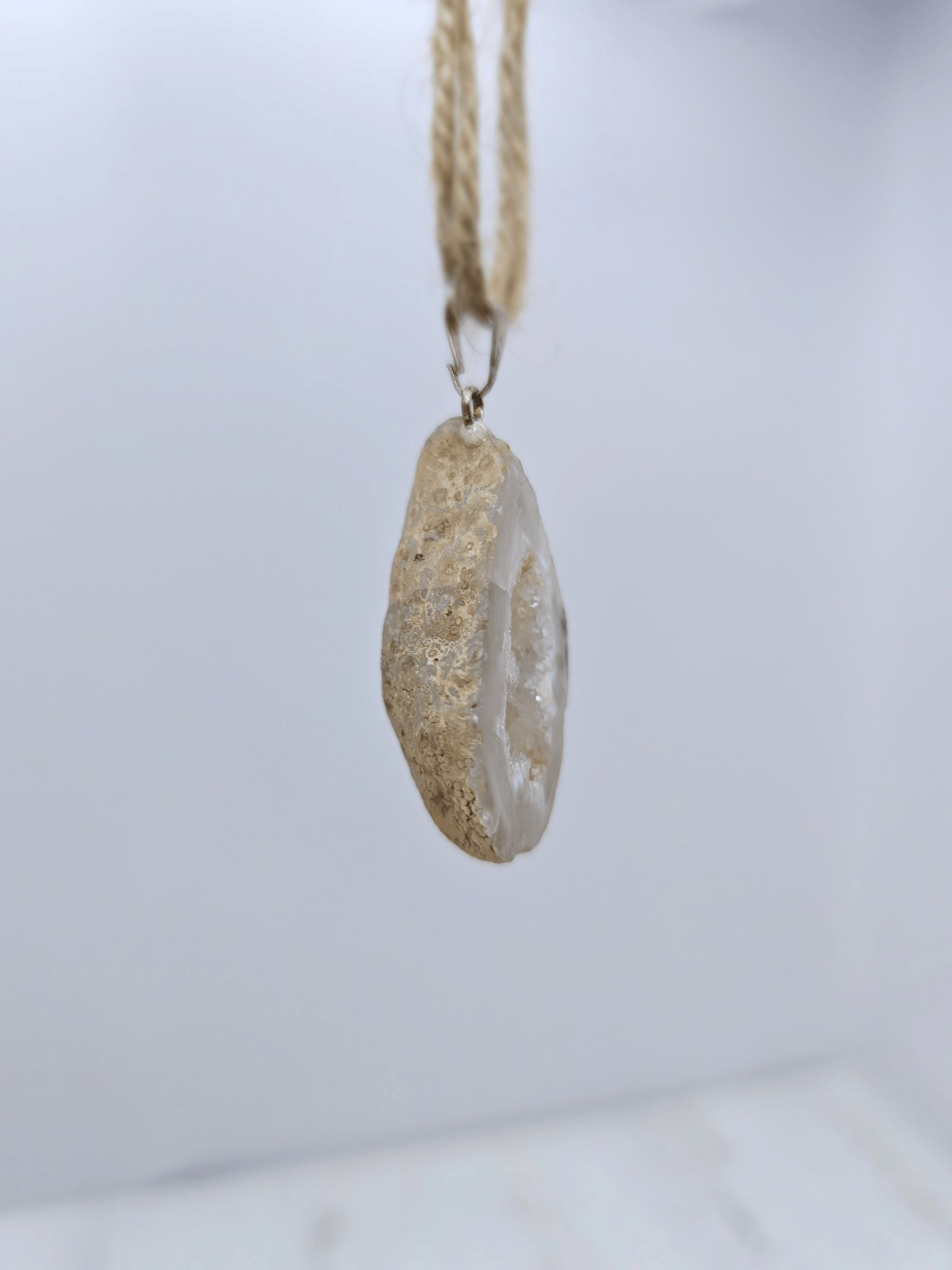 Colgante geodino de Ágata en baño de plata | equilibrio y protección suave