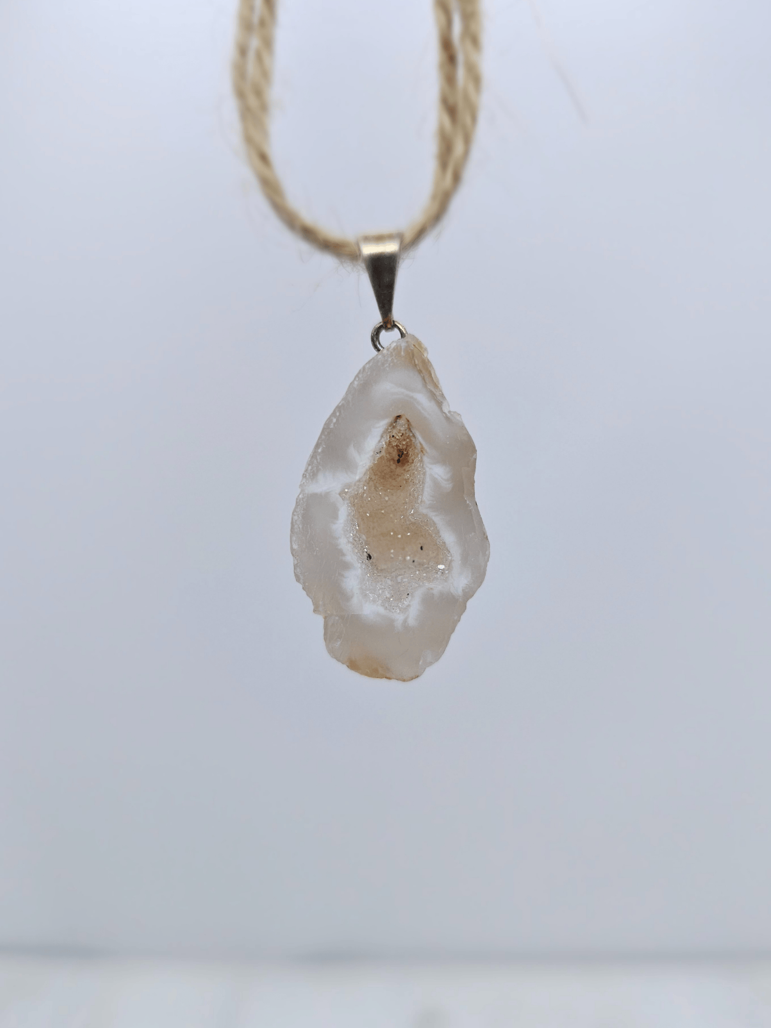Colgante geodino de Ágata en baño de plata | equilibrio y protección suave