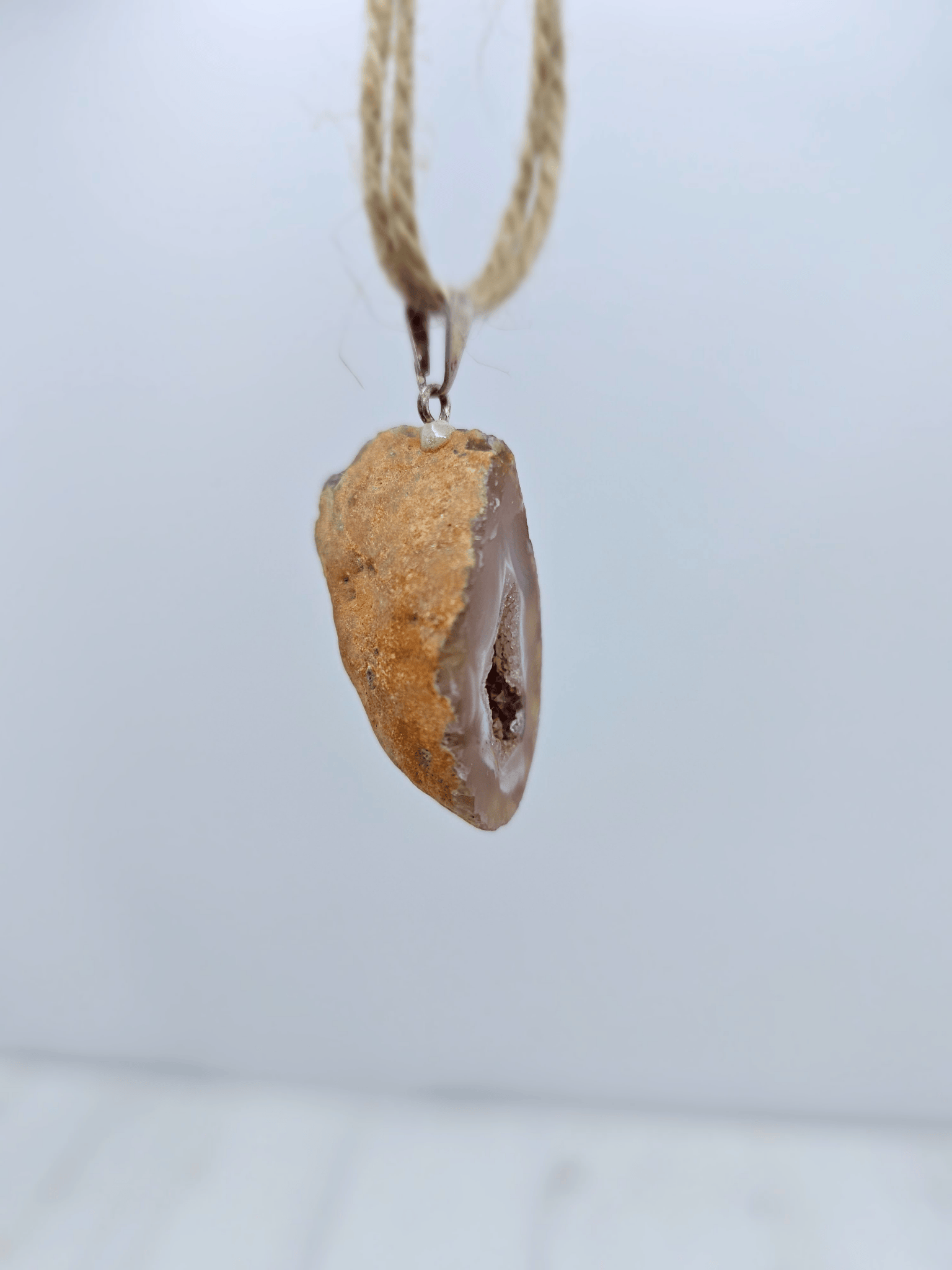 Colgante geodino de Ágata en baño de plata | equilibrio y protección suave