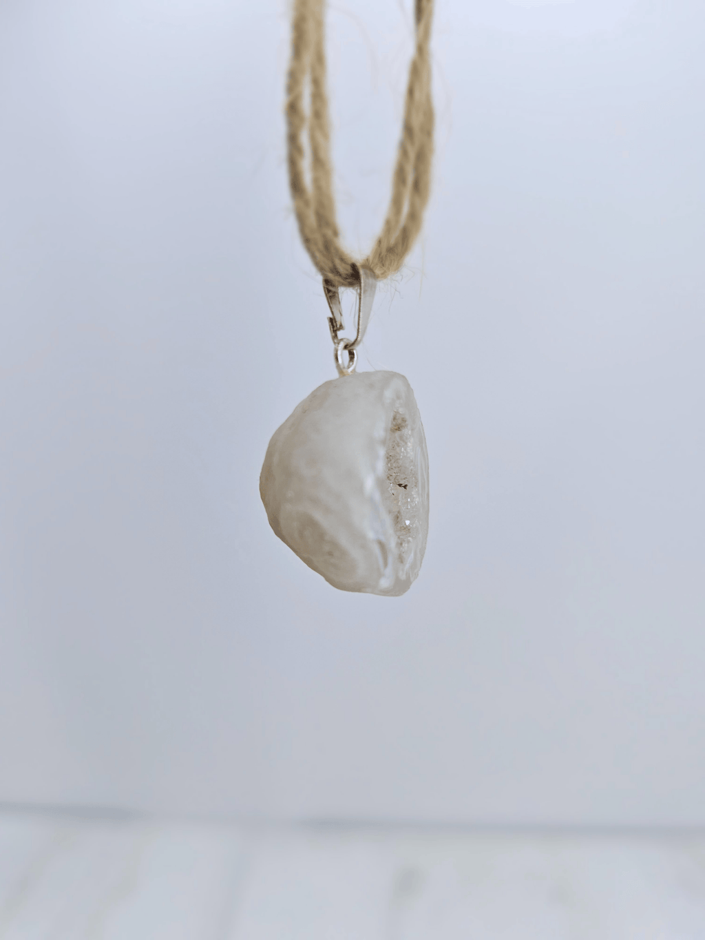 Colgante geodino de Ágata en baño de plata | equilibrio y protección suave