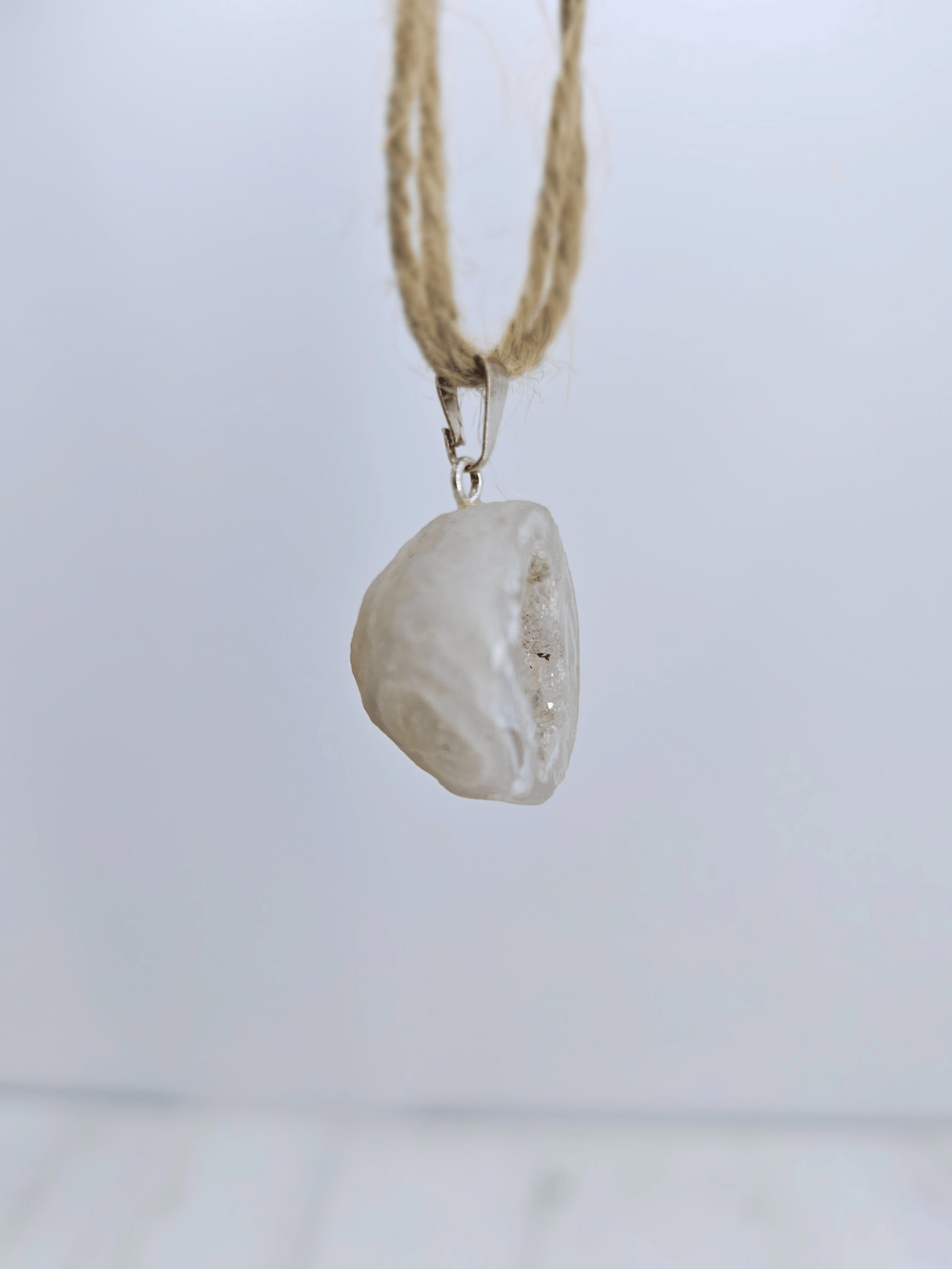 Colgante geodino de Ágata en baño de plata | equilibrio y protección suave