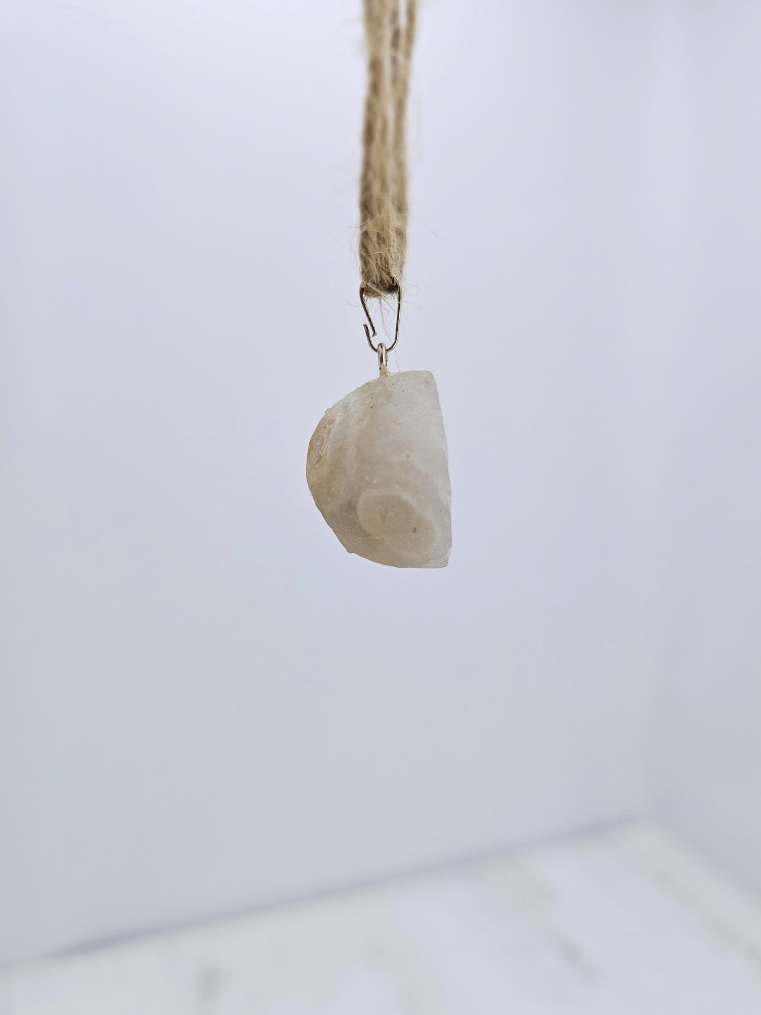 Colgante geodino de Ágata en baño de plata | equilibrio y protección suave