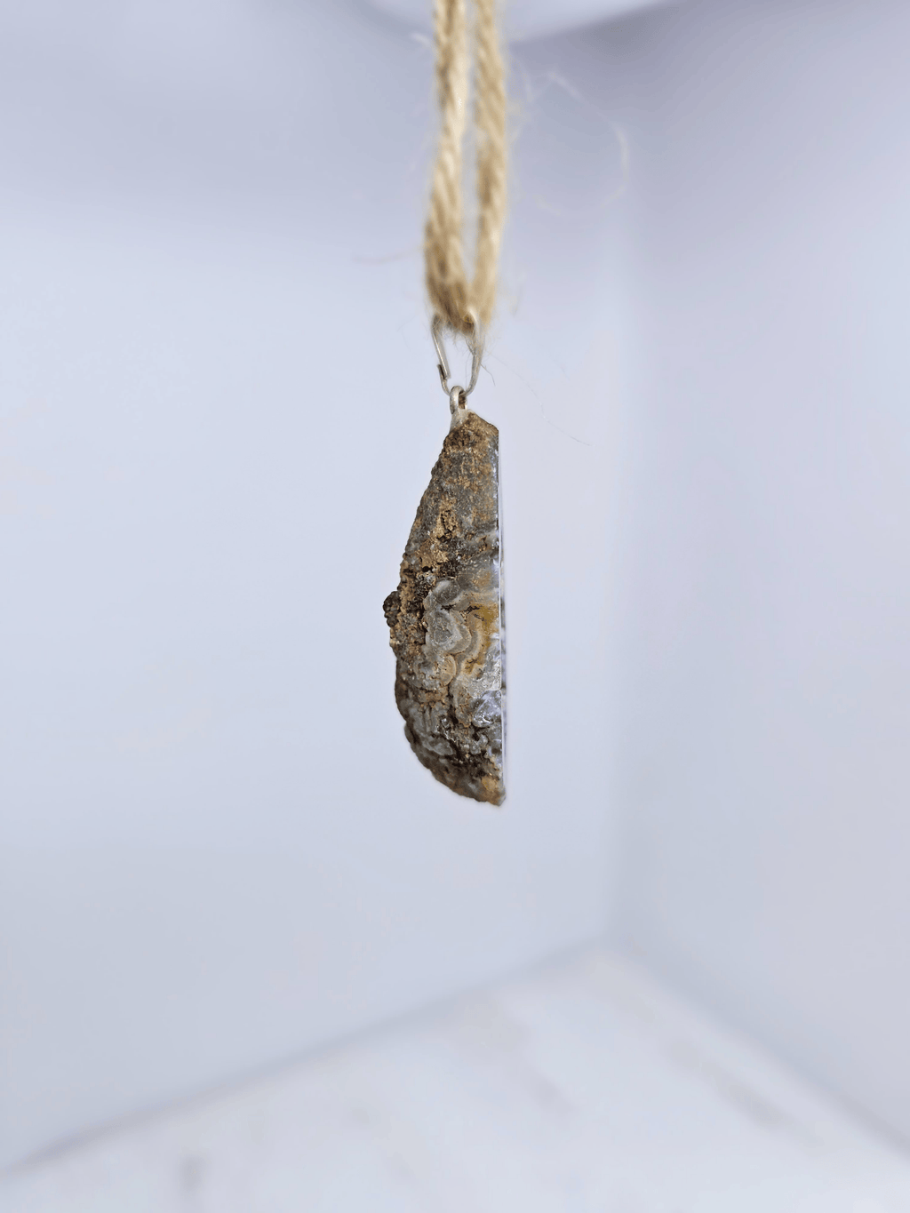 Colgante geodino de Ágata en baño de plata | equilibrio y protección suave