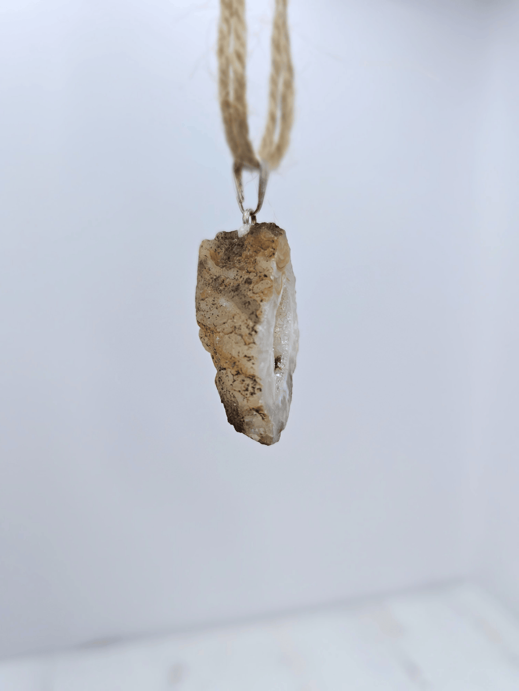 Colgante geodino de Ágata en baño de plata | equilibrio y protección suave