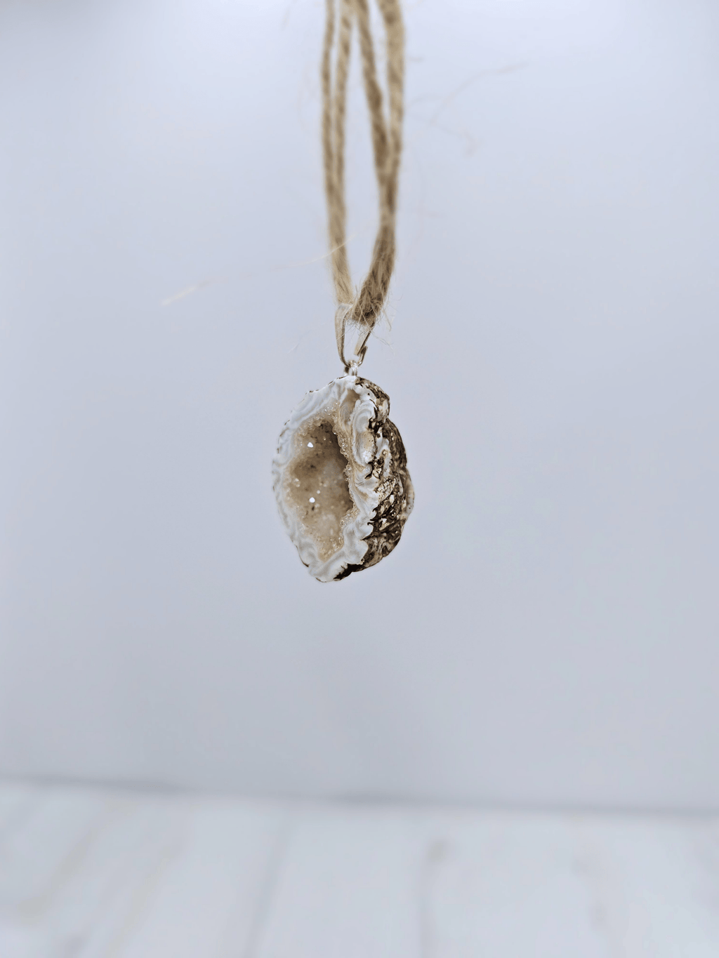 Colgante geodino de Ágata en baño de plata | equilibrio y protección suave