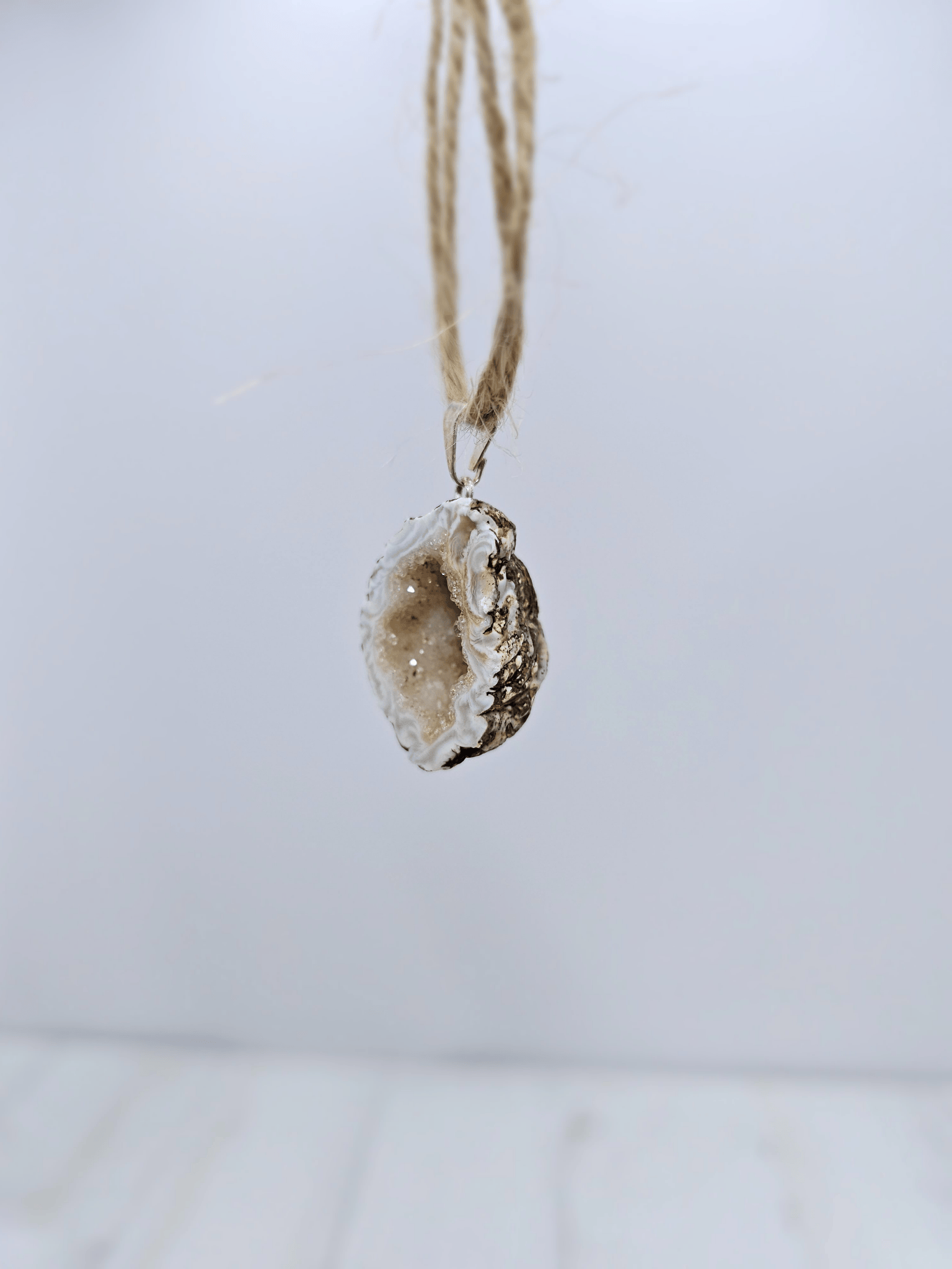 Colgante geodino de Ágata en baño de plata | equilibrio y protección suave