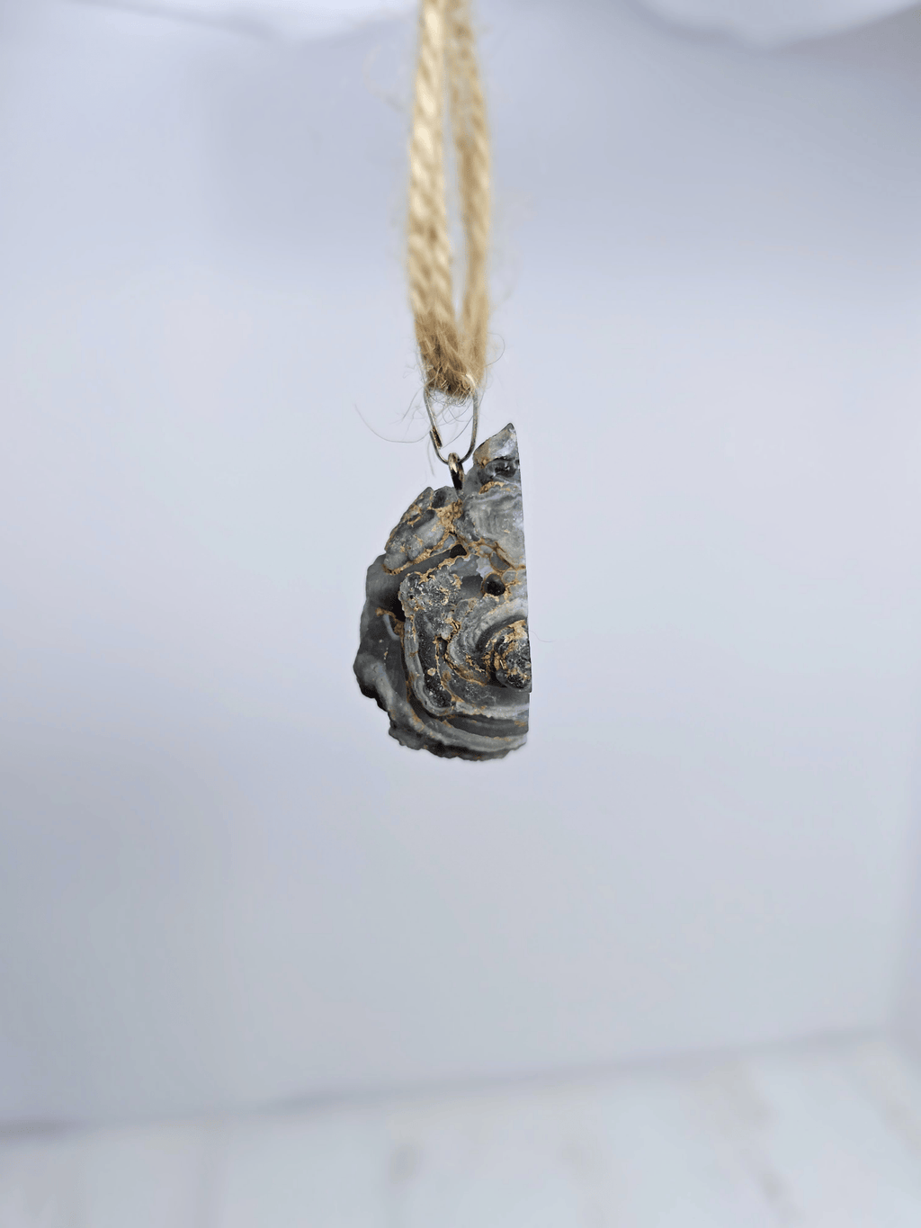 Colgante geodino de Ágata en baño de plata | equilibrio y protección suave