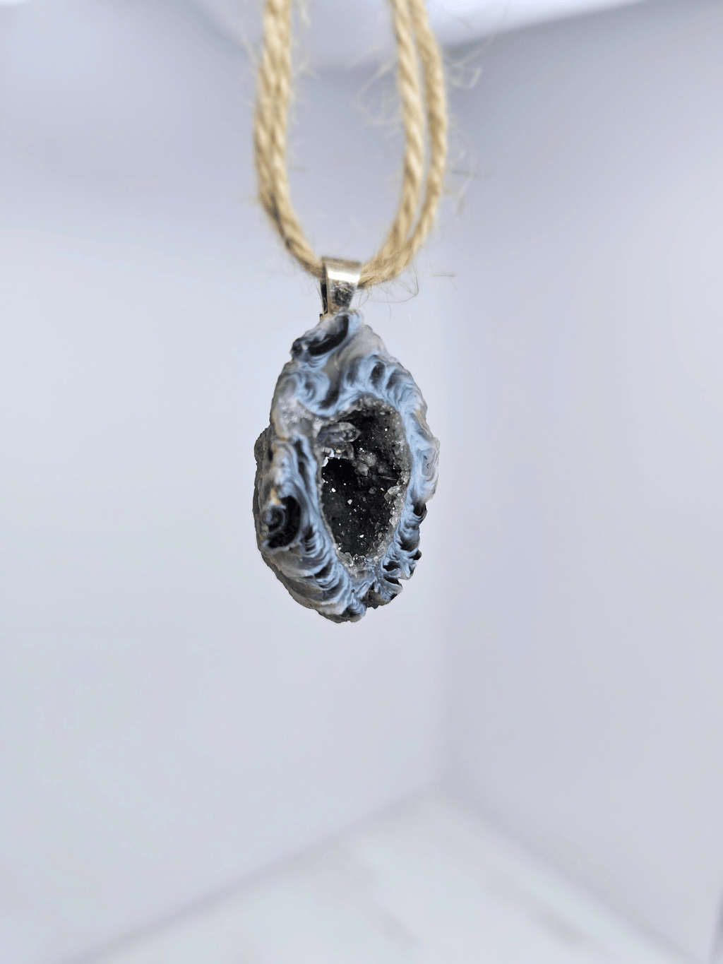 Colgante geodino de Ágata en baño de plata | equilibrio y protección suave