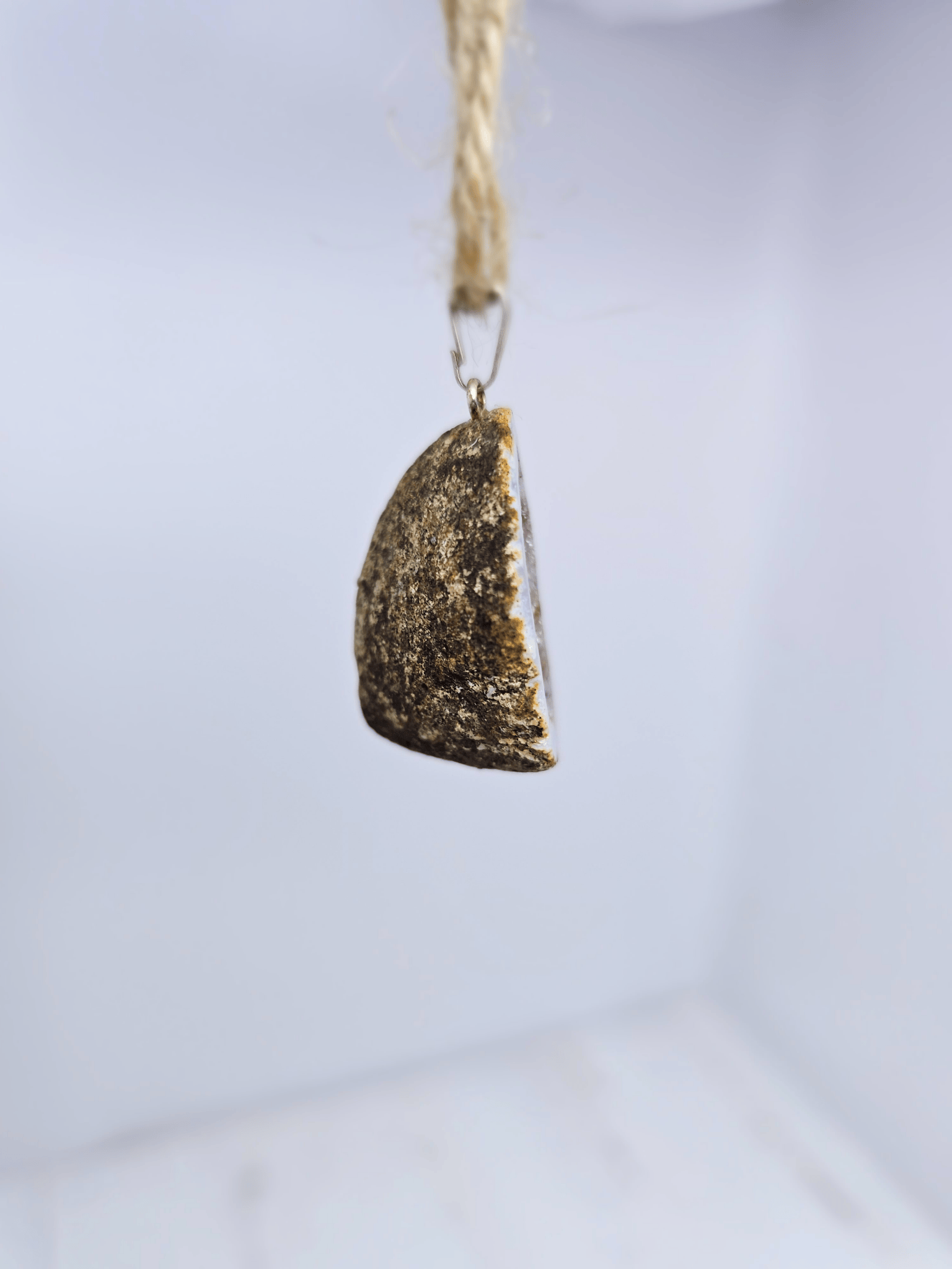 Colgante geodino de Ágata en baño de plata | equilibrio y protección suave