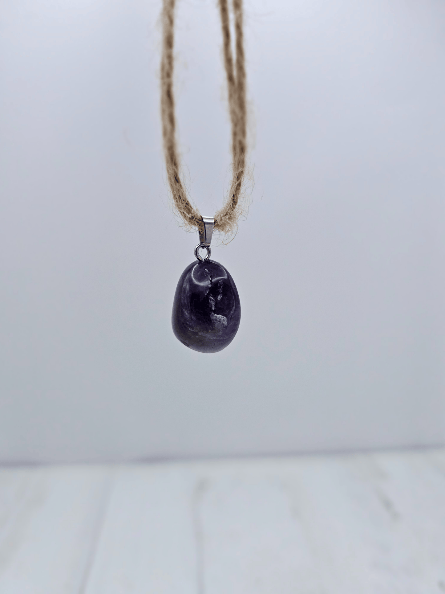 Colgante de amatista rodada violeta intenso, 20–30 mm aprox., ideal para la intuición y equilibrio emocional.