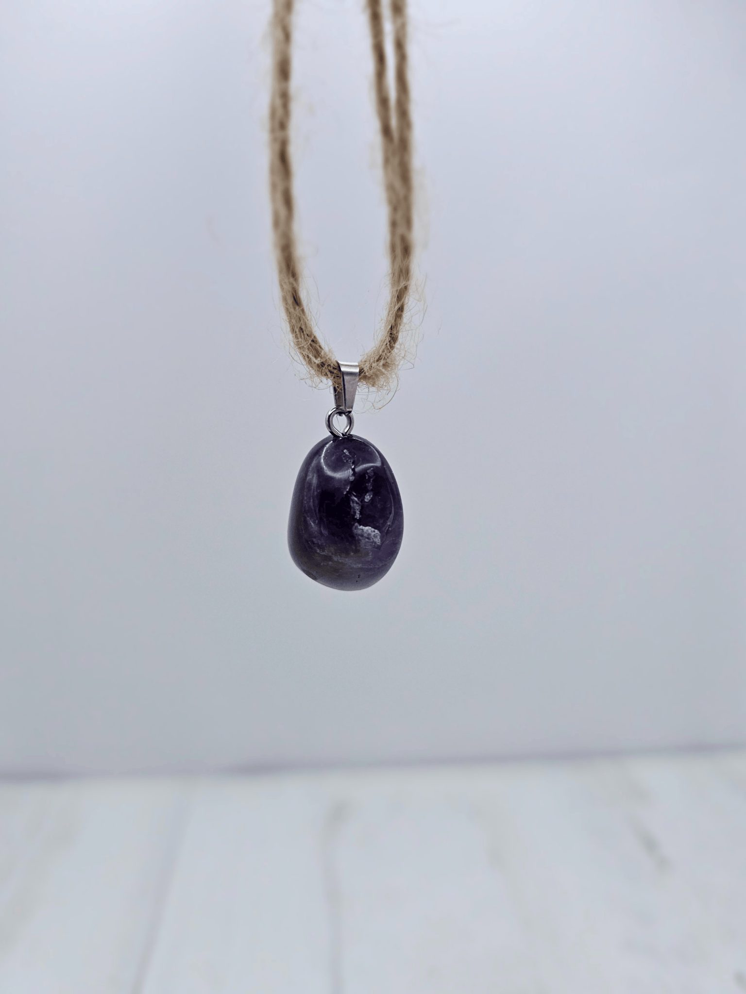Colgante de amatista rodada violeta intenso, 20–30 mm aprox., ideal para la intuición y equilibrio emocional.