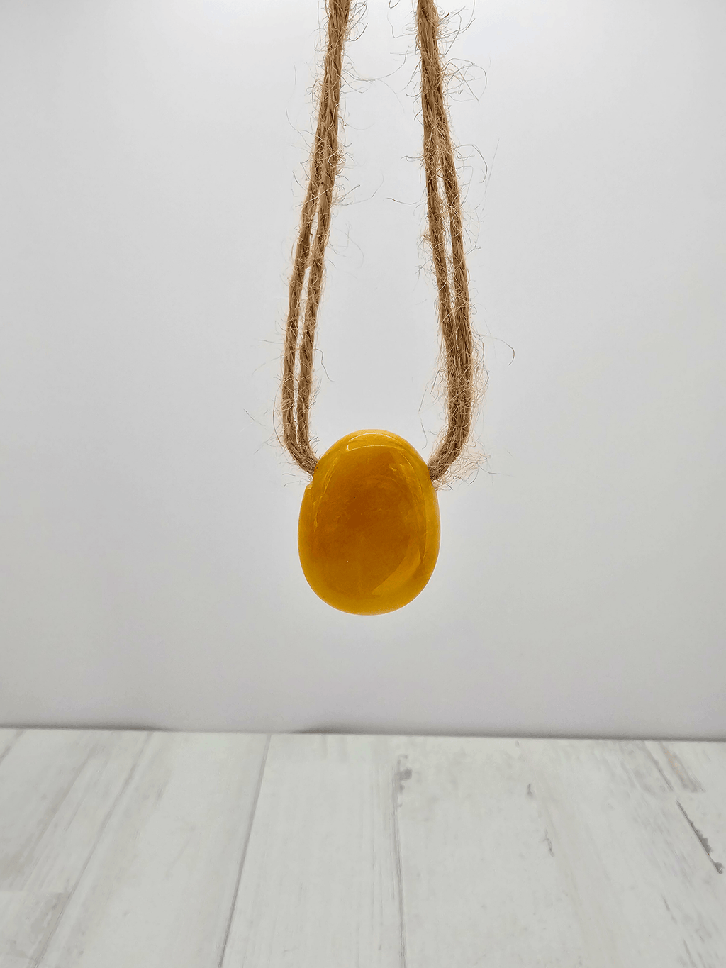 Colgante de aventurina amarilla de 20–30 mm perforado lateralmente (3 mm), ideal para vitalidad emocional y energía equilibrada.