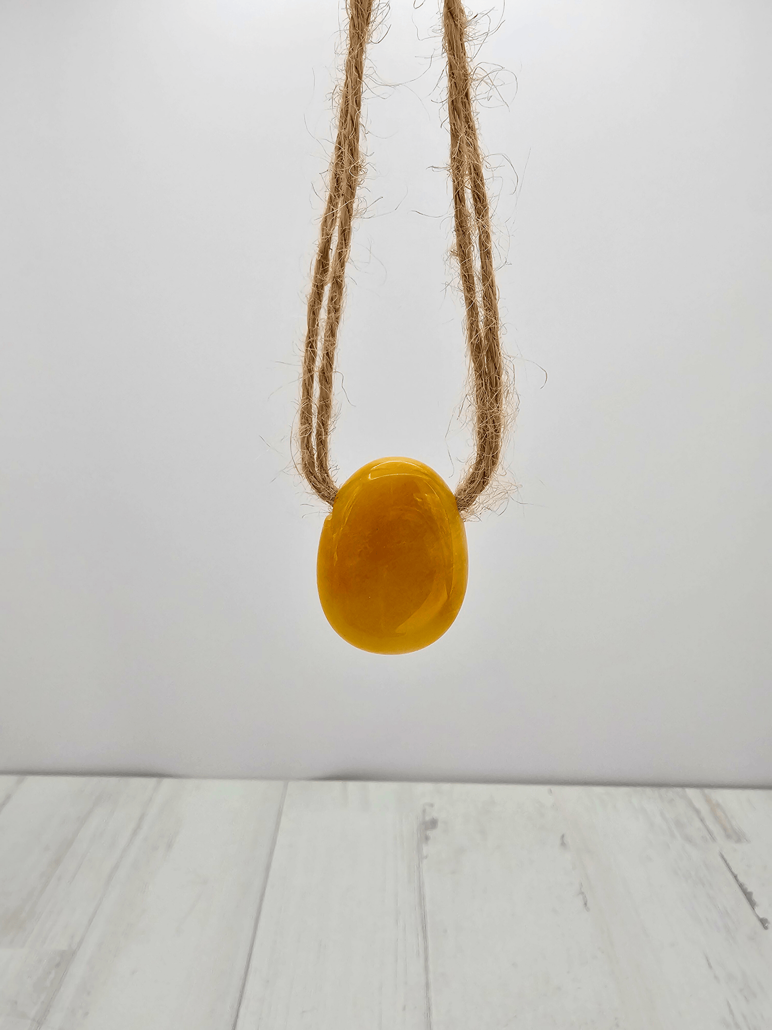 Colgante de aventurina amarilla de 20–30 mm perforado lateralmente (3 mm), ideal para vitalidad emocional y energía equilibrada.