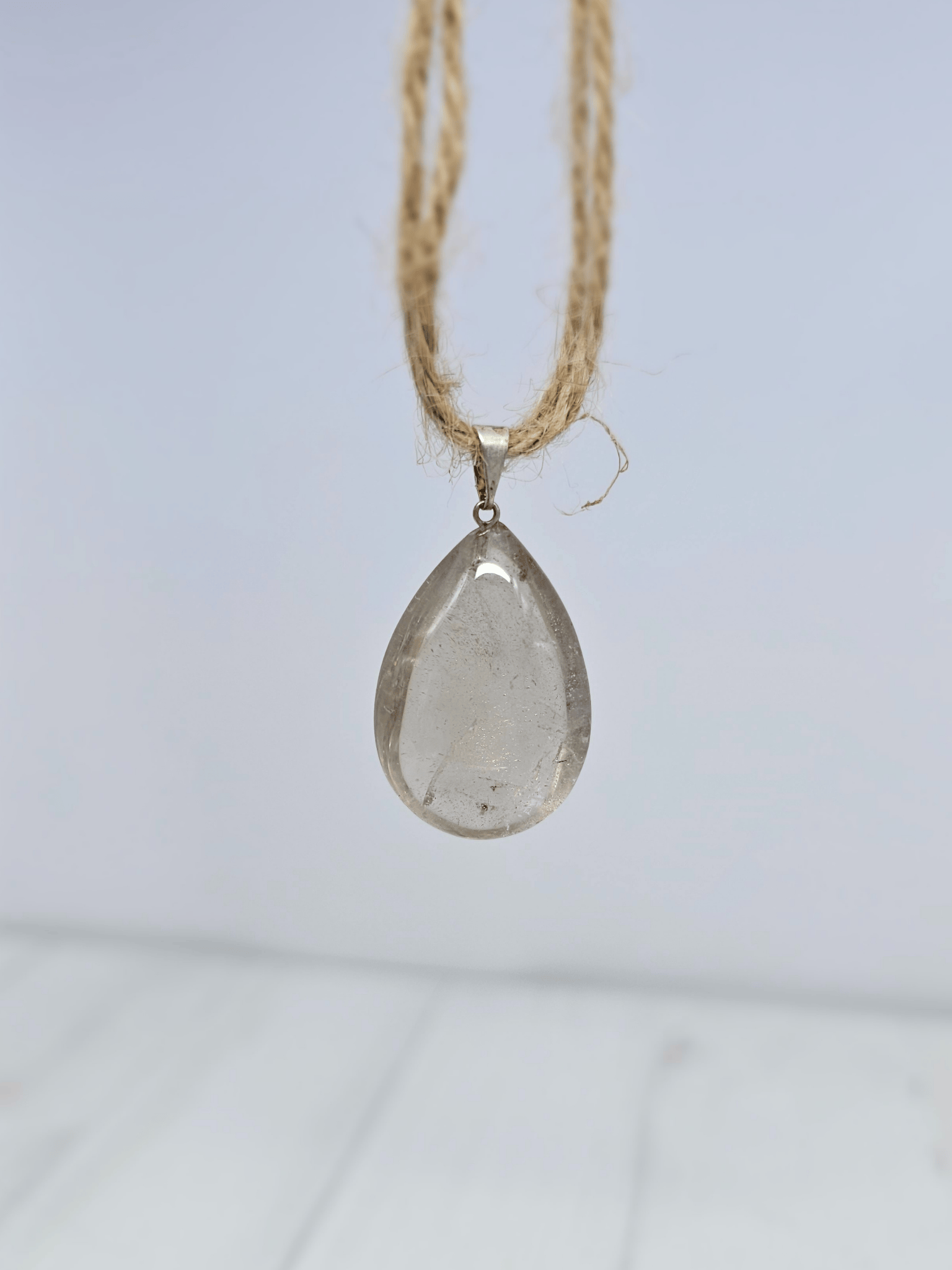 Colgante de cuarzo ahumado en forma de gota 2–2,5 × 3–3,5 cm