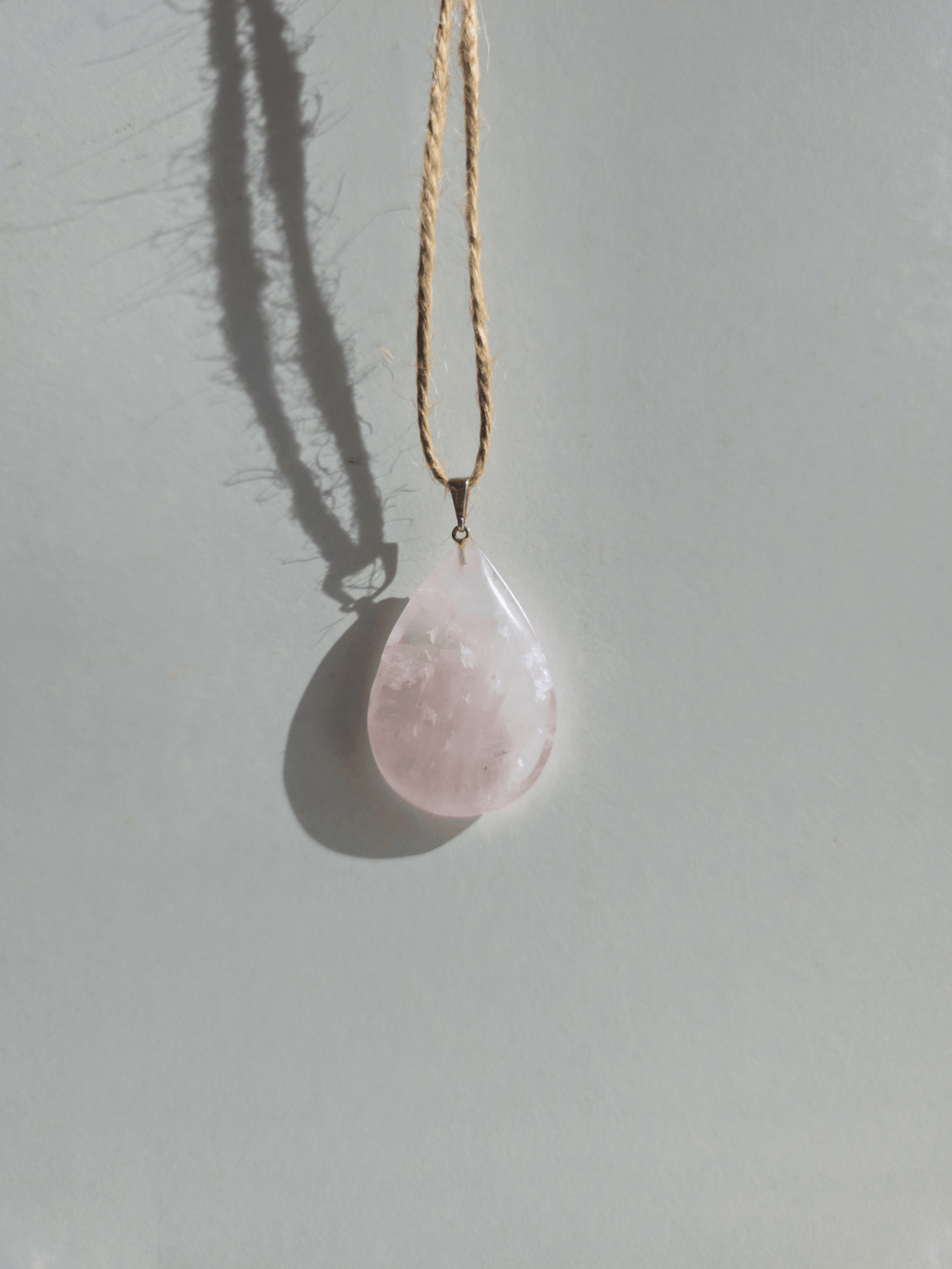 Colgante de Cuarzo Rosa en forma de gota | amor propio y armonía