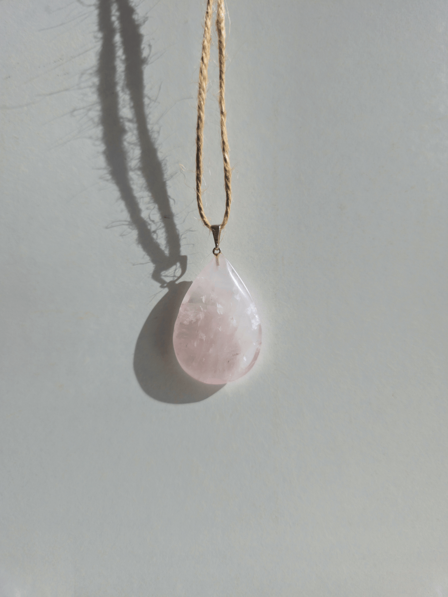 Colgante de Cuarzo Rosa en forma de gota | amor propio y armonía