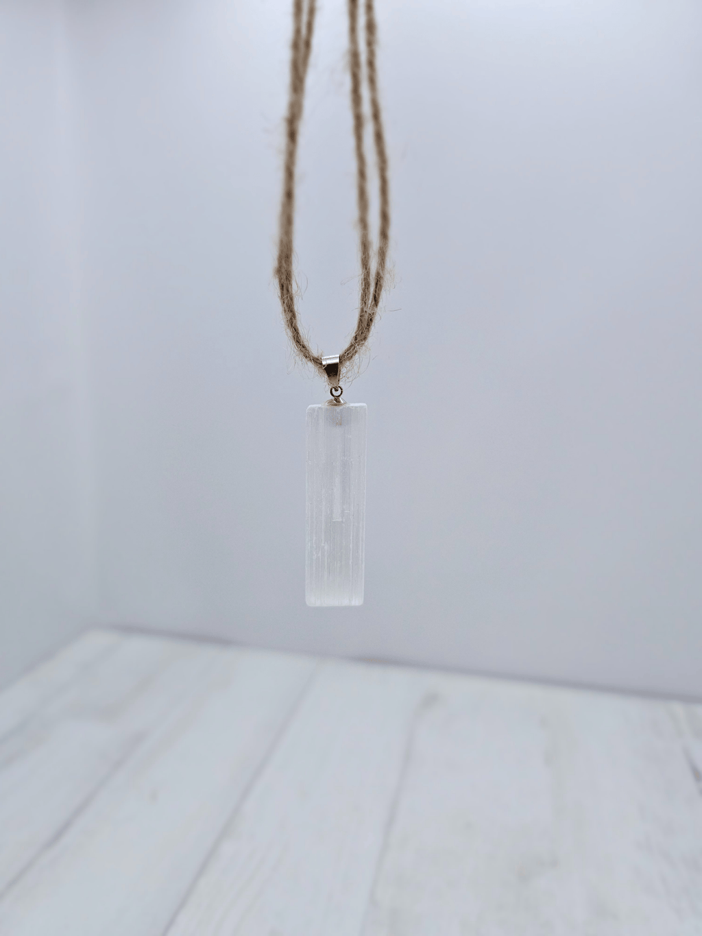 Colgante de selenita en bruto 10×5×45–50 mm con agujero lateral