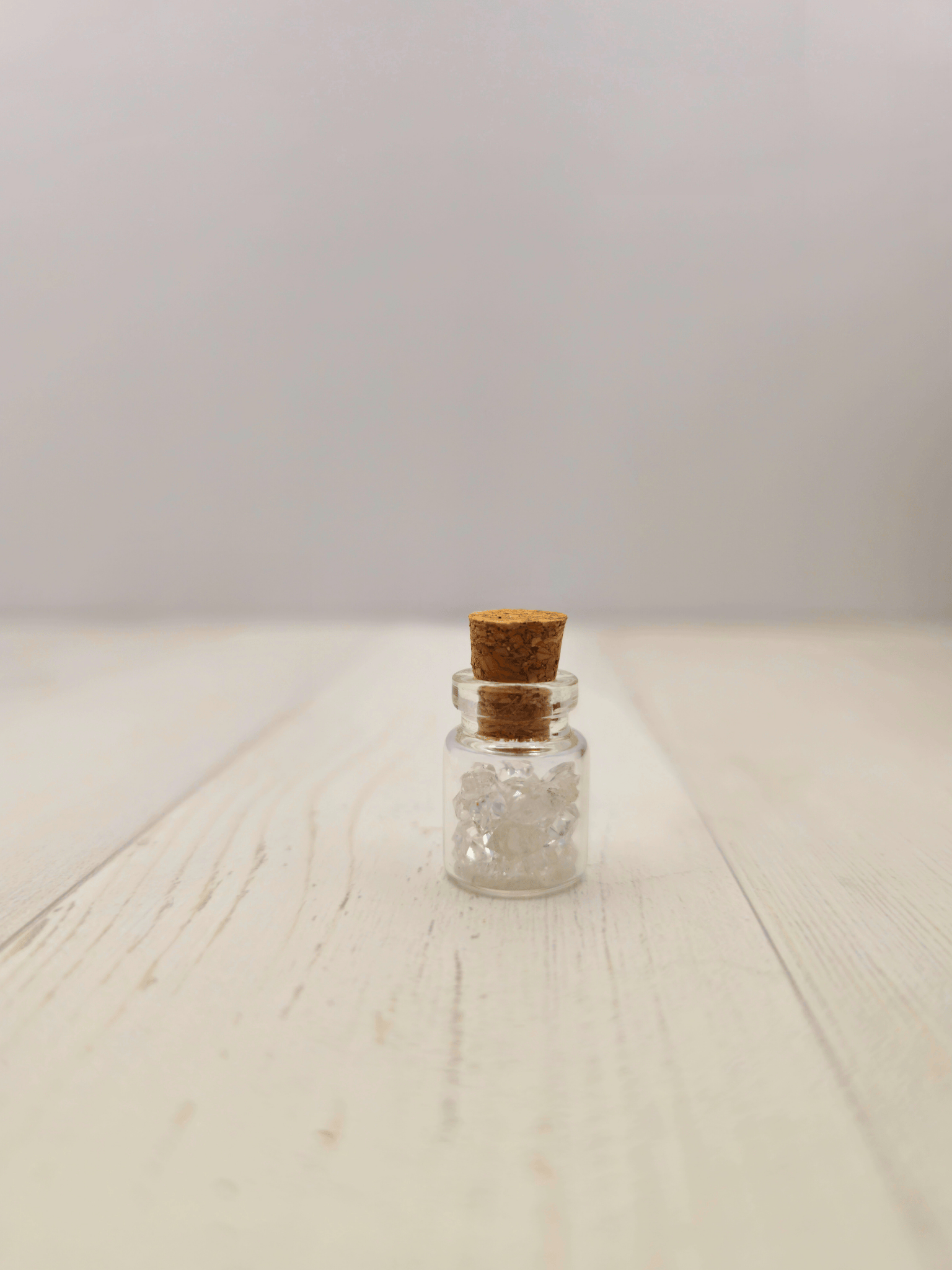 Mini botella de cristal Herkimer chip 1 g (total ~3 g), transparente con motas negras. Ideal para conexión espiritual o como detalle de poder.