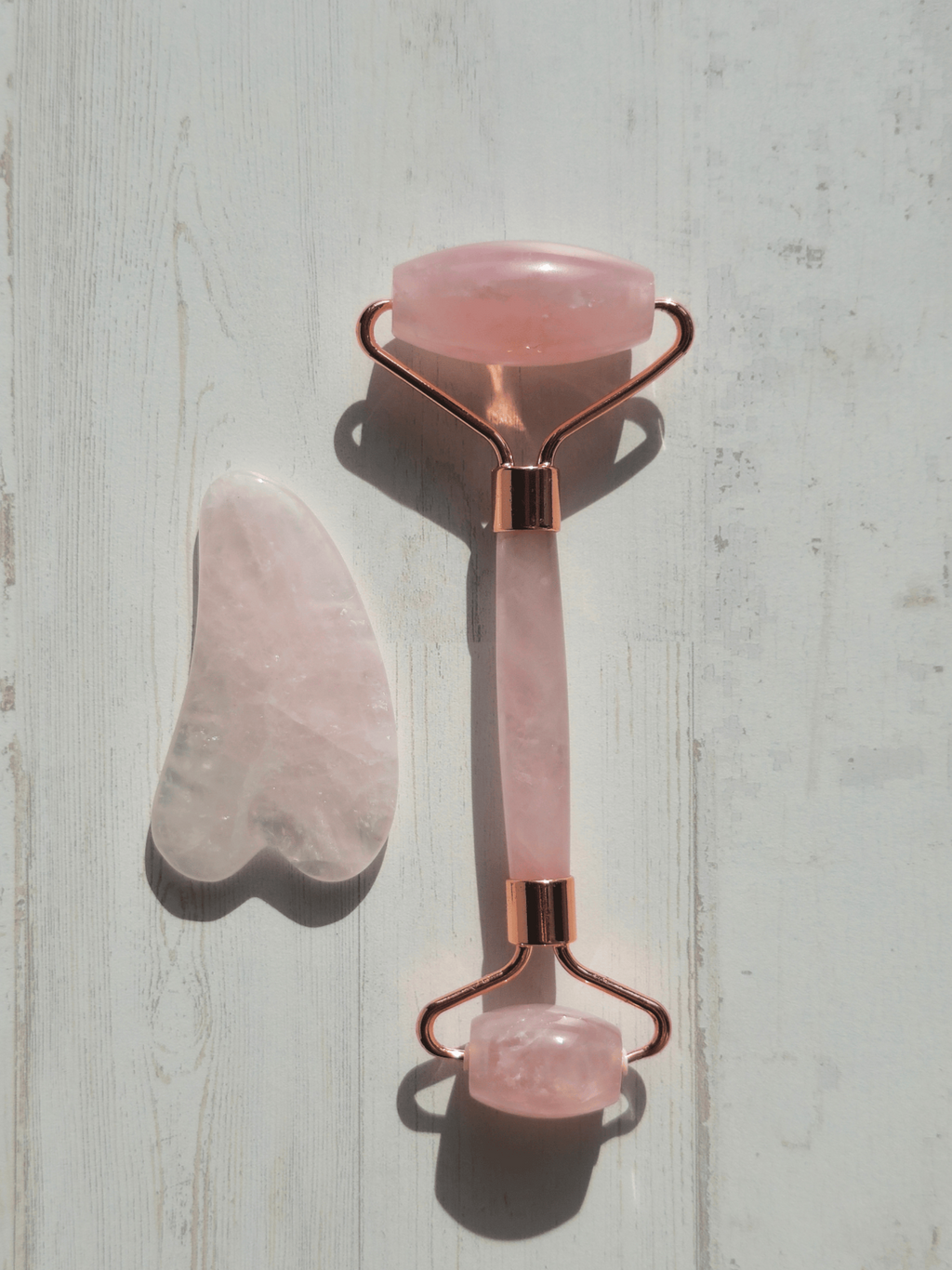 Set de cuarzo rosa con roller facial y gua sha, con neceser