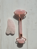 Set de cuarzo rosa con roller facial y gua sha, con neceser