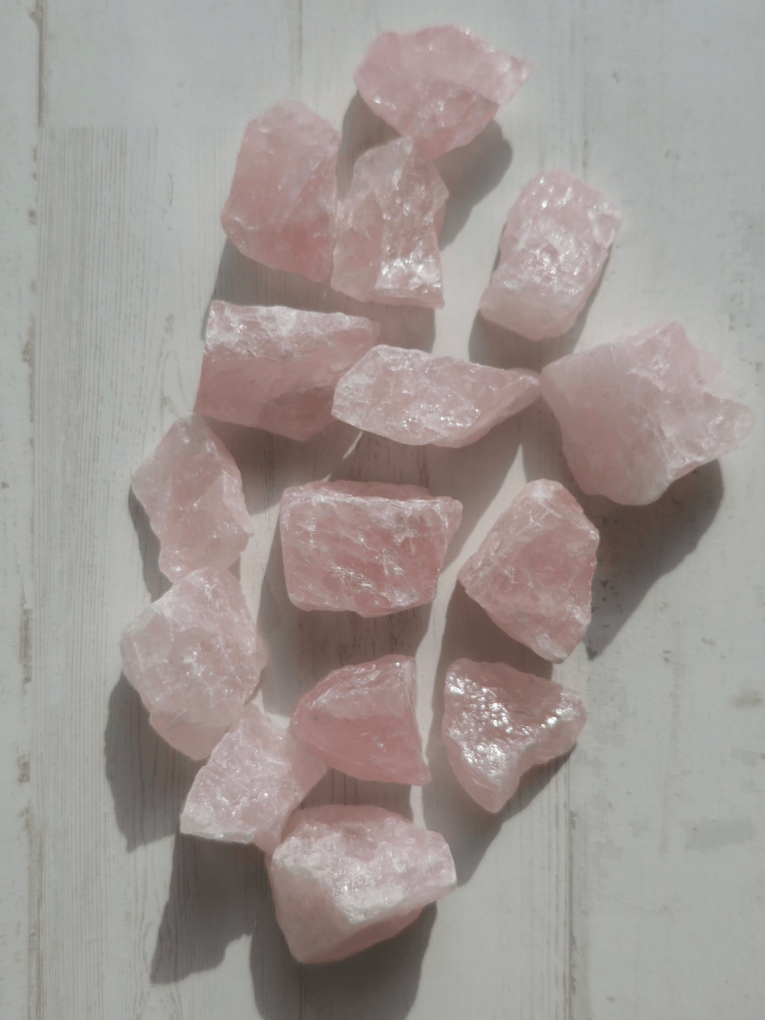 Masivo de cuarzo rosa 40-50 g, tonos rosa y transparente, ideal para amor, armonía emocional y energía suave.