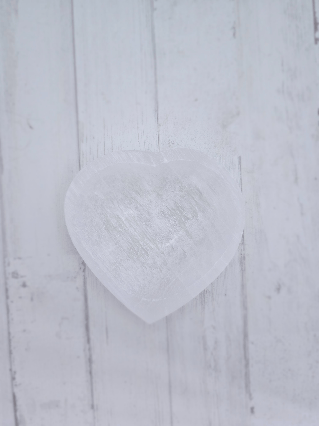 Cuenco de selenita en forma de corazón de 100 mm, ideal para limpieza energética de cristales, claridad mental y conexión espiritual