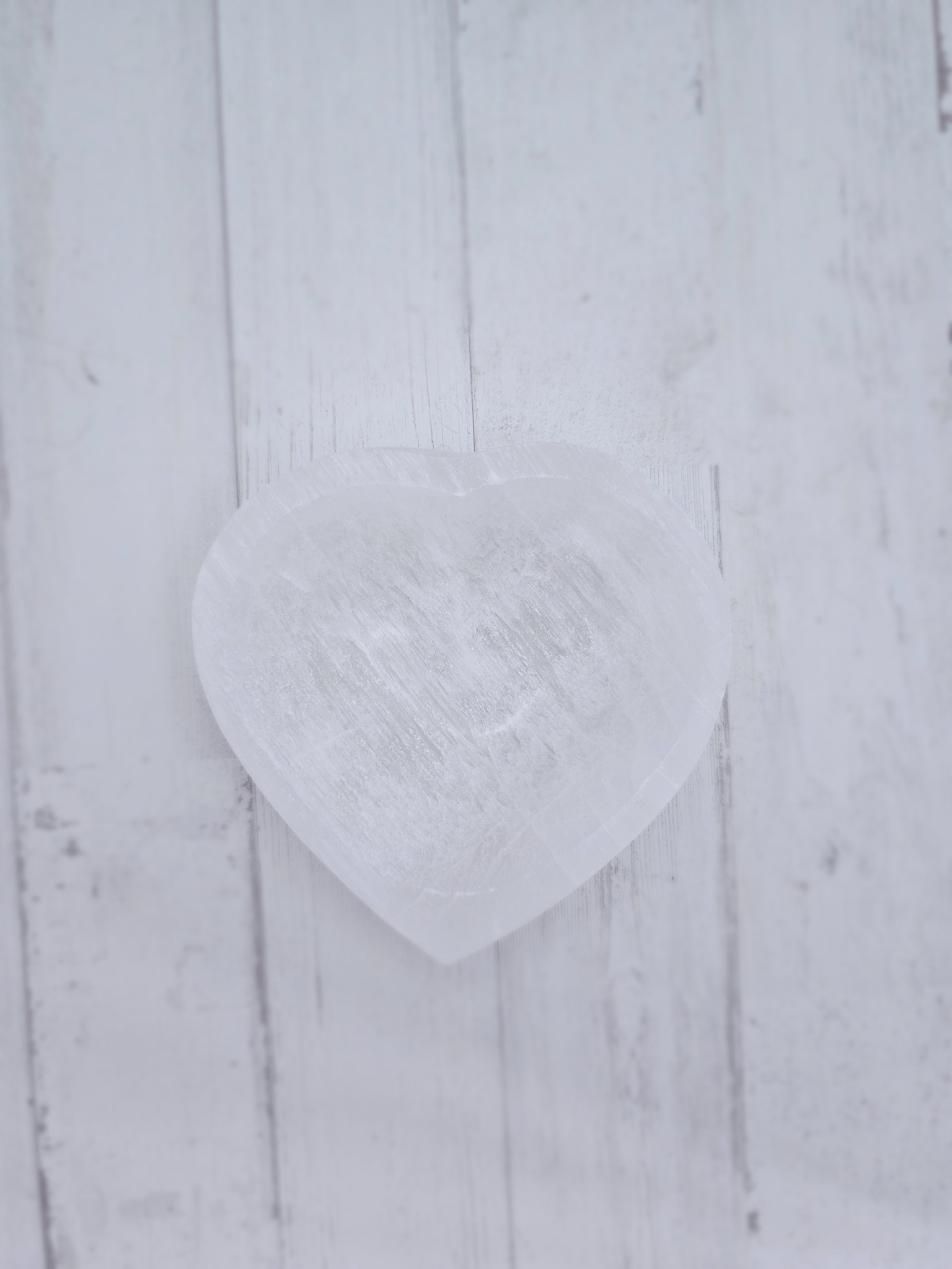 Cuenco de selenita en forma de corazón de 100 mm, ideal para limpieza energética de cristales, claridad mental y conexión espiritual