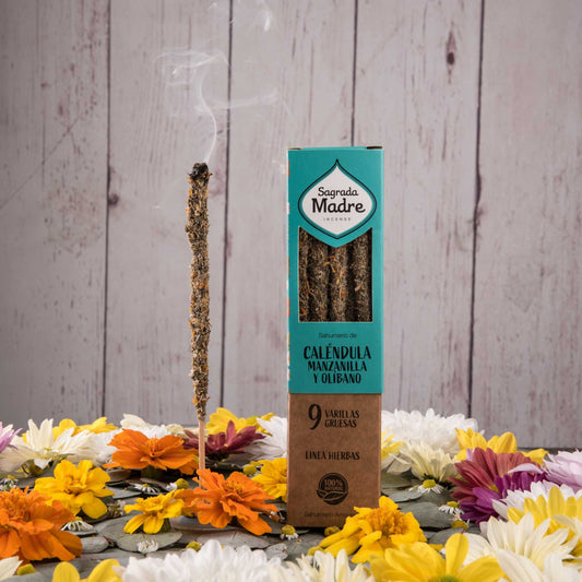 Sahumerio Caléndula y Manzanilla, varillas gruesas hechas a mano, 9 unidades, con flores de caléndula y manzanilla sobre fondo de pétalos.