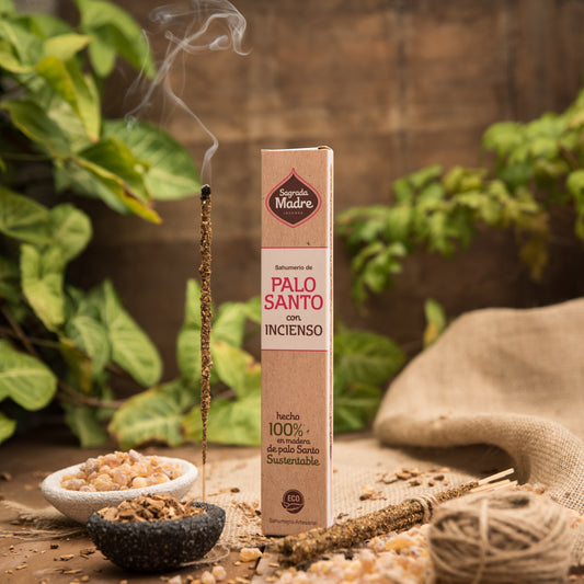 Sahumerio de Palo Santo con olíbano natural, varillas gruesas artesanales y duración prolongada.