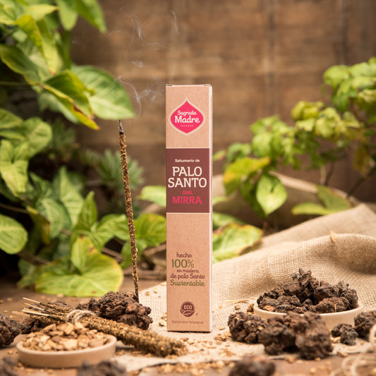 Sahumerio de Palo Santo con Mirra natural, varillas gruesas hechas a mano sobre fondo vegetal.