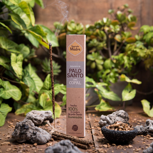 Sahumerio de Palo Santo con Copal hecho a mano, varillas gruesas y duraderas, fondo de naturaleza.