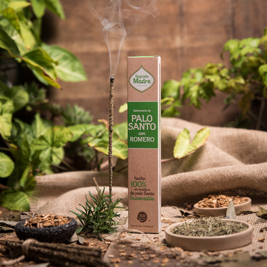 Sahumerio de Palo Santo y Romero hecho a mano, con caja y varillas encendidas, fondo natural.