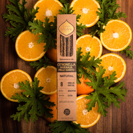 Sahumerio de Citronela, Naranja y Palo Santo hecho a mano, 8 varillas gruesas, rodeado de rodajas de naranja.