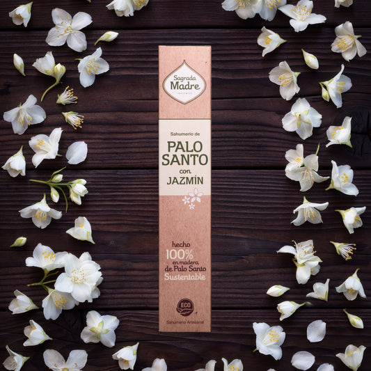 Sahumerio de Palo Santo con Jazmín, hecho a mano, 8 varillas gruesas, en empaque sobre fondo de pétalos de jazmín.