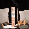 Sahumerio de Palo Santo con Yagra en caja junto a madera natural y humo.