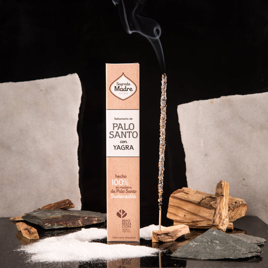Sahumerio de Palo Santo con Yagra en caja junto a madera natural y humo.