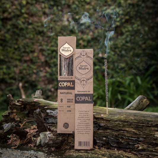 Sahumerio de Copal Natural hecho a mano, varillas gruesas de copal peruano en caja sobre tronco, humo visible.