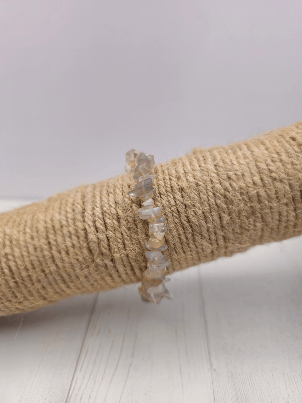Pulsera de Ágata Gris natural en forma barroca. Piedra de calma, protección y equilibrio mental. Tono grisáceo con vetas suaves. Tamaño 16–18 cm.