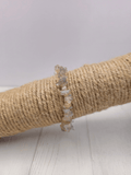 Pulsera de Ágata Gris natural en forma barroca. Piedra de calma, protección y equilibrio mental. Tono grisáceo con vetas suaves. Tamaño 16–18 cm.