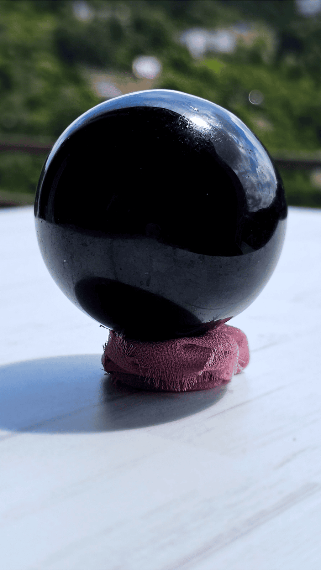 Esfera de turmalina negra de 50-60 mm, esfera pulida ideal para protección energética, enraizamiento y equilibrio emocional.