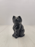 Figura tallada en forma de gato de obsidiana negra de 50 mm, ideal como amuleto protector o decoración energética.