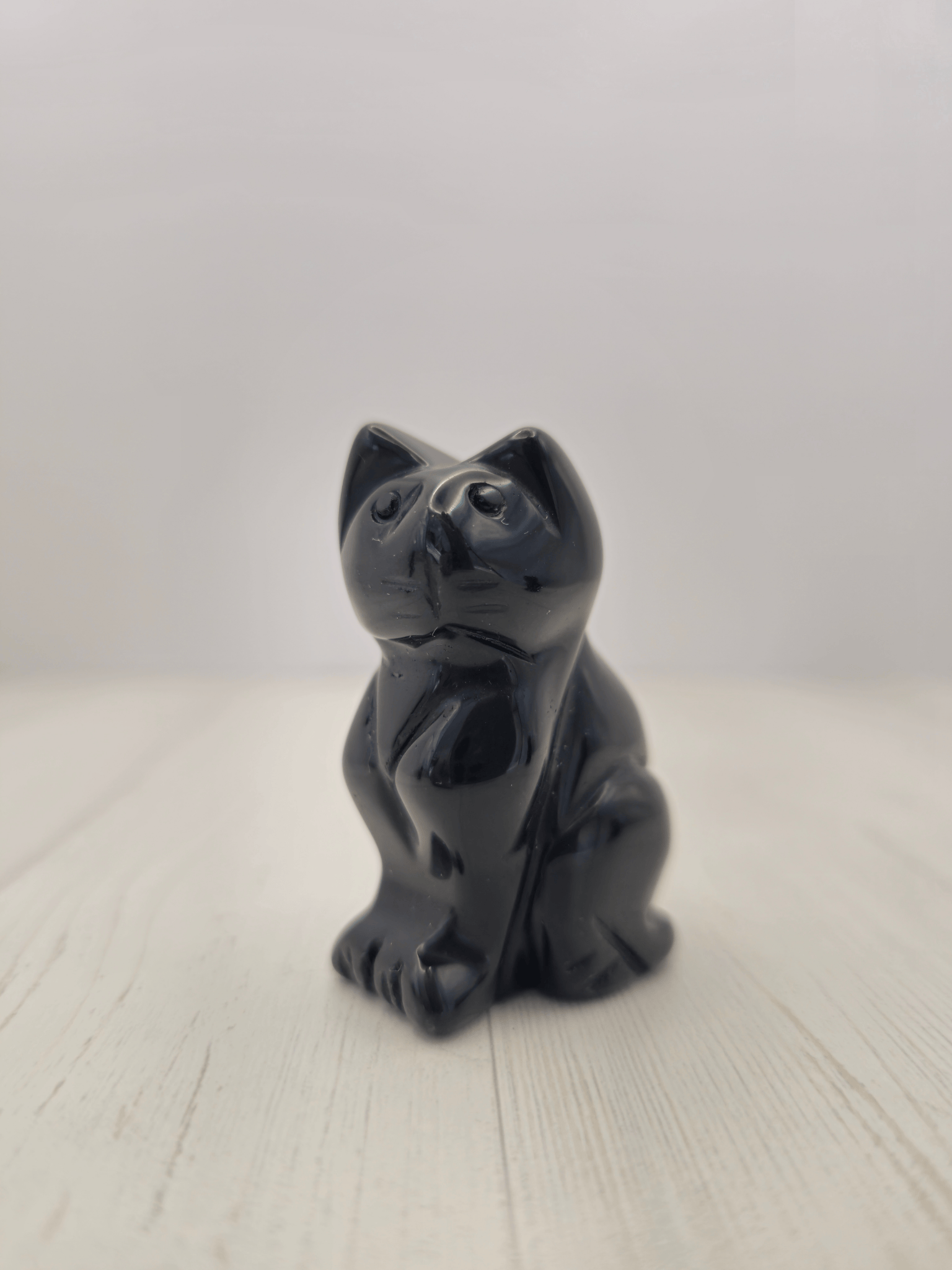 Figura tallada en forma de gato de obsidiana negra de 50 mm, ideal como amuleto protector o decoración energética.