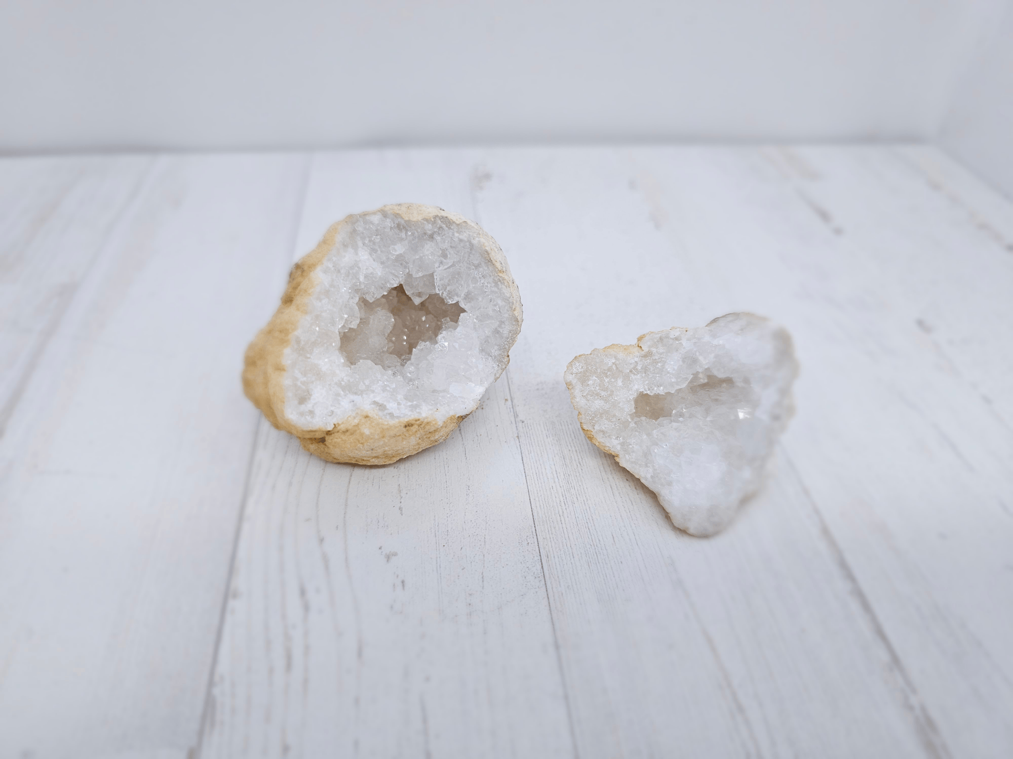 Geoda de cuarzo blanco mediana con cristales interiores