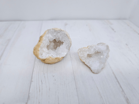 Geoda de cuarzo blanco mediana con cristales interiores
