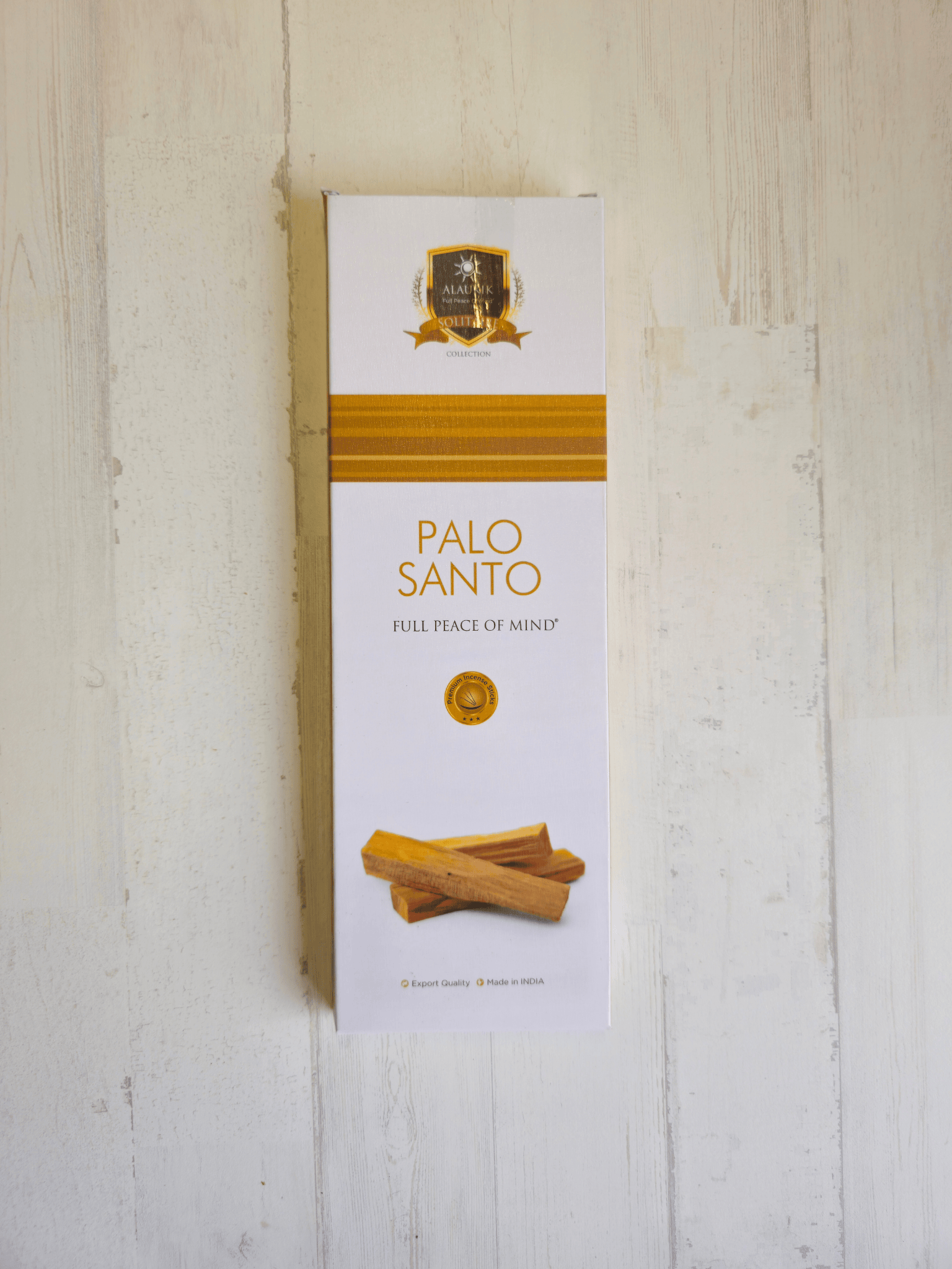 Cajita de incienso Palo Santo Alaukik, ~90 g (~55-60 varillas de 20 cm), ideal para acompañar rituales o ambientar espacios.