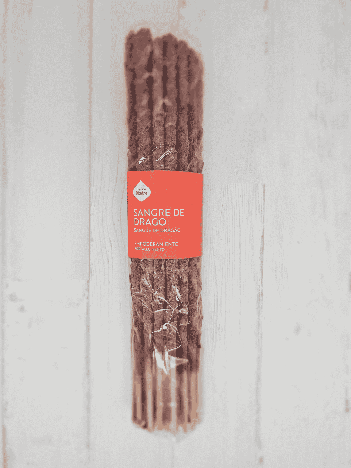 Paquete de 20 varillas de incienso artesanal Sangre de Drago Sagrada Madre, ideal para purificación, protección energética y rituales.