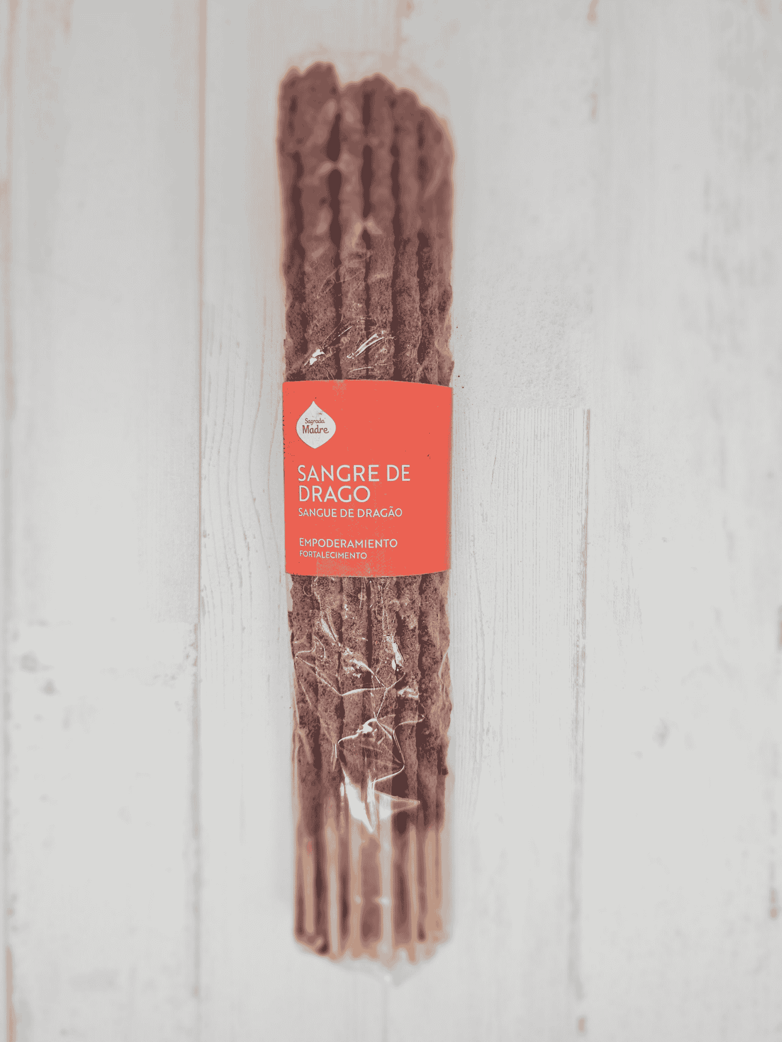 Paquete de 20 varillas de incienso artesanal Sangre de Drago Sagrada Madre, ideal para purificación, protección energética y rituales.