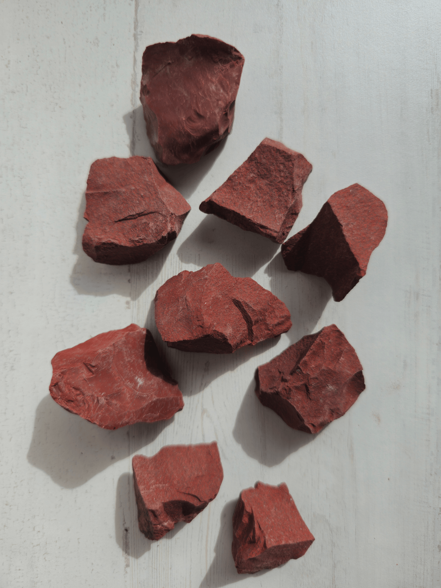 Masivo de jaspe rojo, pieza de 30-80 mm en tonos rojos intensos, ideal para vitalidad emocional y conexión energética con la tierra.