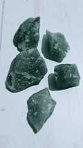 Pieza masiva de aventurina verde de 40–50 g