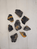 Masivo de ónix de 40-50 g, color negro con tonos naranja, perfecto como pieza de protección y enfoque energético.
